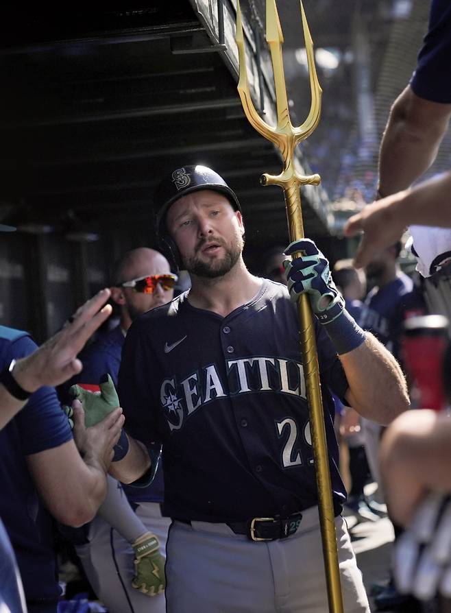 시애틀 칼 랄리가 22일 시카고 컵스전 9회초 시즌 30호 홈런을 때리고 기뻐하고 있다. AP연합뉴스