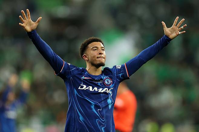 지난달 첼시의 유로파 콘퍼런스리그 결승에서 팀 승리에 기뻐하는 산초. Getty Images코리아