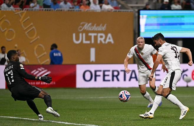 슈팅하는 일카이 귄도안. 애틀랜타 | AFP연합뉴스