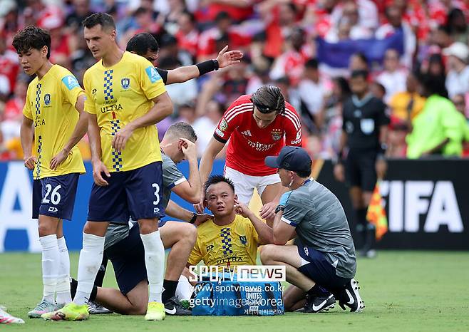 ▲ 뉴질랜드의 클럽 오클랜드 시티에서 뛰는 저우통은 이번 클럽 월드컵에서 뛰는 유일한 중국 선수다. 부상을 우려해 교체 사인이 나온 뒤에도 스태프에게 고함을 질렀던 그는 '유일한 중국인으로 더 뛰고 싶었다'는 심경으로 논란을 해명했다.&nbsp;