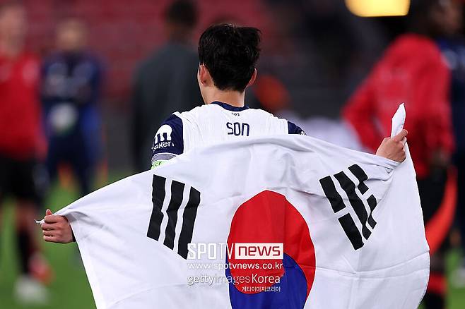 ▲ 레비 회장은 철저한 사업가로 유명하다. 손흥민의 존재가 팀의 경기력은 물론, 상업적 수익에까지 미치는 영향력을 누구보다 잘 알고 있다. 손흥민의 유니폼 판매, 글로벌 중계권, 스폰서십 계약 등은 토트넘에 있어 단순한 축구 이상의 가치를 만들어내기에 한국 투어 흥행을 위해 8월에나 거취를 결정할 참이다.