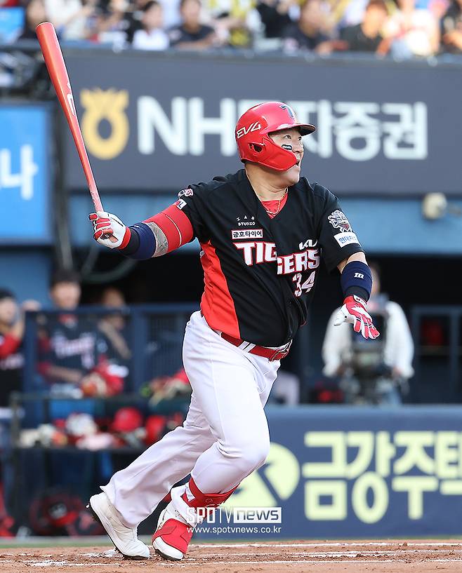 ▲ 최형우는 올 시즌 꾸준하게 좋은 성적을 거두며 베테랑 선수가 맞이하는 장벽을 넘어서고 있다 ⓒ곽혜미 기자