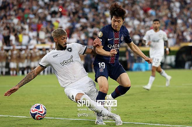 ▲ 또 다른 지역 매체 '아레나 나폴리' 역시 "2~3선을 오가는 필리프 빌링은 부상 회복이 요원하고 앙귀사, 로보트카와 동행 여부는 불투명해졌다"며 흐비차 이적 악재를 떠나 다시 한 번 '커다란 구멍'이 뚫린 연고 팀 중원 상황이 이강인 영입을 촉진하는 배경으로 기능하고 있다 짚었다.