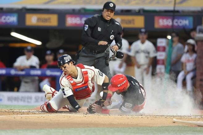 KIA 타이거즈 위즈덤(오른쪽)이 22일 SSG전에서 9회 김호령의 희생타 때 득점하는 순간. /사진=KIA 타이거즈 제공