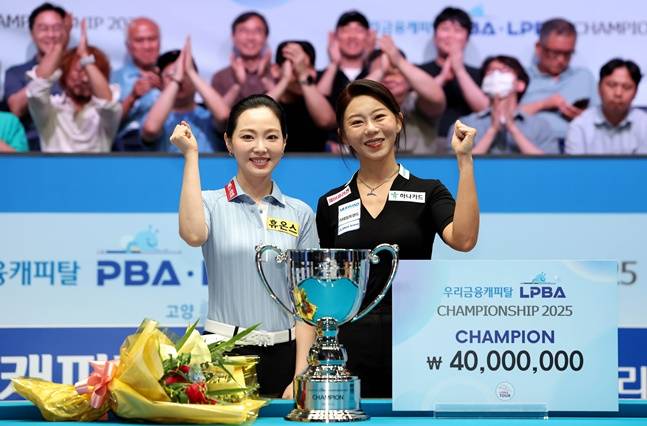김가영(오른쪽)이 우승 후 결승 상대 차유람과 기념촬영을 하고 있다. /사진=PBA 투어 제공