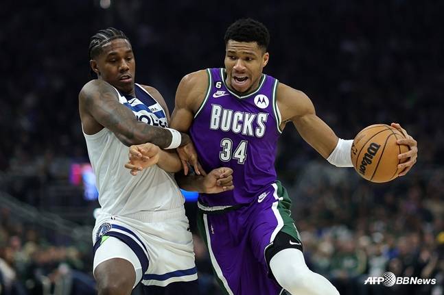 2022년 12월 지아니스 아데토쿤보(오른쪽)를 수비하고 있는 나이트(왼쪽). /AFPBBNews=뉴스1