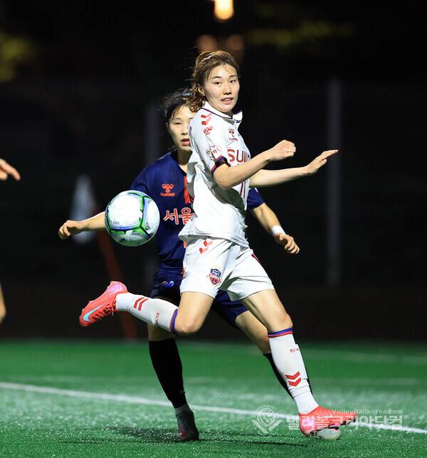 WK리그 수원FC위민 강채림, 문전 패스 어디로?.