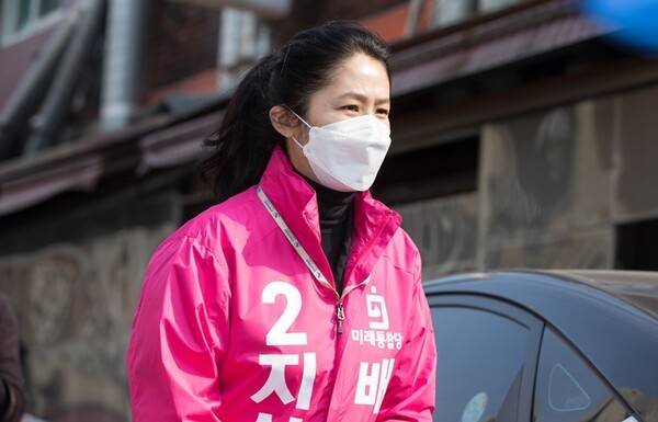 2020년 4월 후보 부인 심은하 씨는 서울 중구 약수시장에서 유권자들을 향해 4.15 총선 서울 중구성동구을에 출마하는 지상욱 미래통합당 후보 지지를 호소했다. 사진=최준필 기자