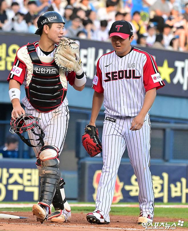 22일 오후 서울 송파구 잠실야구장에서 열린 '2025 신한 SOL Bank KBO리그' 두산 베어스와 LG 트윈스의 경기, 6회초 수비를 마친 LG 이주헌과 송승기가 대화를 나누고 있다. 잠실, 김한준 기자