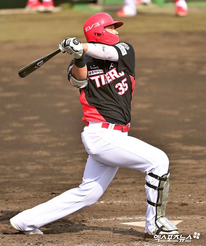 22일 오후 인천SSG랜더스필드에서 열린 '2025 신한 SOL Bank KBO리그' KIA 타이거즈와 SSG 랜더스의 경기, KIA가 5:4로 승리하면서 시즌 첫 6연승을 달성했다. 김석환은 8회초 1사 1루에서 대타로 나와 투런포를 날리며 팀 승리에 힘을 보탰다. 엑스포츠뉴스 DB