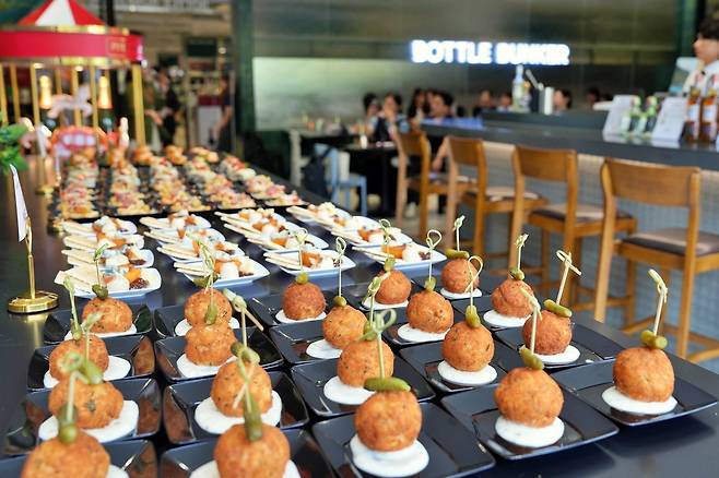 롯데마트, 잠실점에 와인 다이닝 '보틀벙커 비스트로' 열어 [롯데마트 제공. 재판매 및 DB 금지]