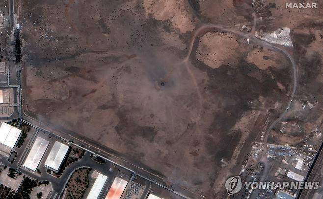 미군 공습 이후 촬영한 이란 나탄즈 핵시설 위성사진 (워싱턴 AFP=연합뉴스) 미국이 공습한 다음 날인 22일(현지시간) 이란 나탄즈 핵시설을 촬영한 위성사진 중앙에 GBU-57 벙커버스터 폭탄이 떨어져 만들어진 것으로 추정되는 구멍이 보인다. [막사르 테크놀로지 제공. 재판매 및 DB 금지]