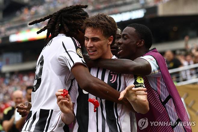 동료들과 기쁨 나누는 일디즈 [로이터=연합뉴스]