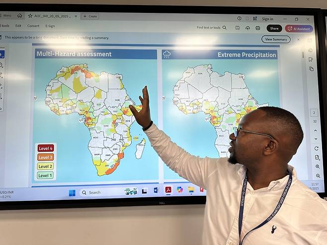 AU 재난 상황판을 설명하는 루사토 암부케게 AU 지속가능환경과 직원 [촬영 김성진]