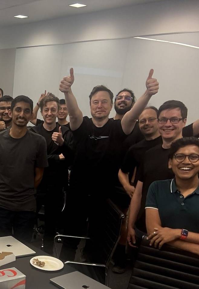 로보택시 팀과 시범 운행을 축하하는 머스크 [엑스 캡처]