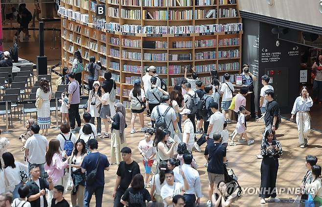 더위 피해 실내로 (서울=연합뉴스) 류영석 기자 = 무더운 날씨를 보이는 22일 서울 강남구 코엑스 별마당도서관에서 시민 및 관광객들이 시간을 보내고 있다. 2025.6.22 ondol@yna.co.kr