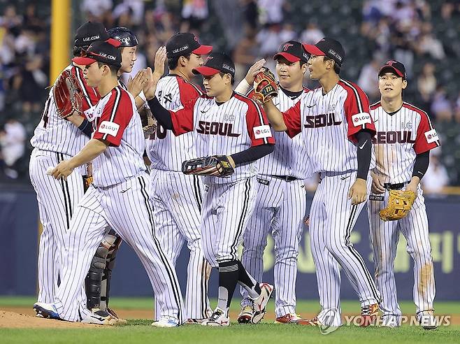 두산 상대로 대승 거둔 LG (서울=연합뉴스) 류영석 기자 = 22일 잠실야구장에서 열린 프로야구 2025 KBO리그 두산 베어스와 LG 트윈스의 경기.
    LG 선수들이 승리한 뒤 서로를 격려하고 있다. 2025.6.22 ondol@yna.co.kr