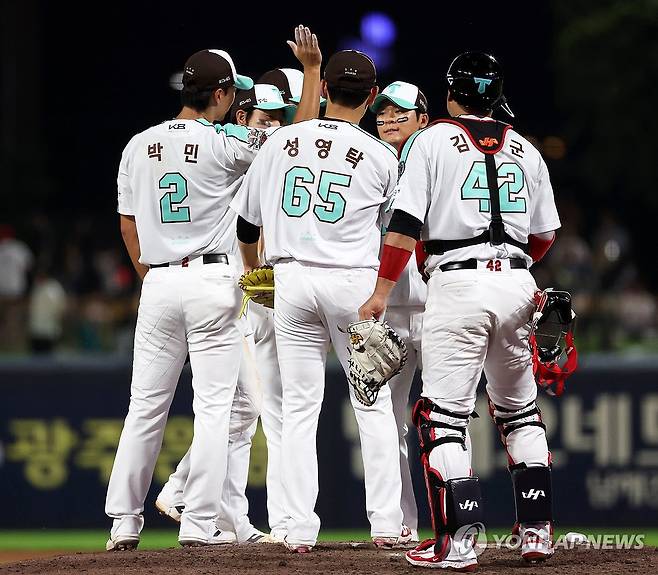 KIA 5연승 질주 (광주=연합뉴스) 조남수 기자 = 19일 광주 기아챔피언스필드에서 열린 프로야구 kt wiz와 KIA 타이거즈의 경기. KIA 선수들이 5-0 승리를 자축하고 있다. 2025.6.19 iso64@yna.co.kr