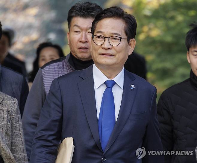 돈봉투 의혹, 송영길 대표 1심 결심 공판 출석 (서울=연합뉴스) 황광모 기자 = 더불어민주당 전당대회 돈봉투 의혹에 개입한 혐의를 받는 소나무당 송영길 대표가 6일 오후 서울 서초구 서울중앙지법에서 열린 1심 결심 공판에 출석하기 위해 지지자들과 법원 청사로 이동하고 있다. 2024.11.6 hkmpooh@yna.co.kr