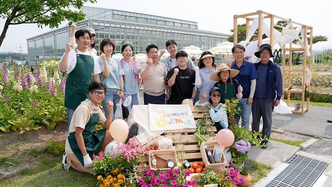 영파머스마켓에 참여한 지역 농업인들 [제천시 제공. 재판매 및 DB 금지]