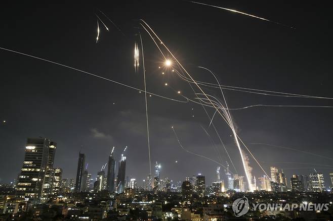 이스라엘 텔아비브 상공의 이란 미사일 [AP 연합뉴스 자료사진]