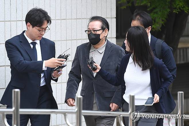 '건진법사' 전성배 씨 지방선거 공천헌금 의혹 공판 출석 (서울=연합뉴스) 황광모 기자 = 2018년 지방선거 공천헌금 의혹 혐의를 받는 '건진법사' 전성배 씨가 12일 서울 양천구 서울남부지법에서 열린 1심 두 번째 공판에 출석하고 있다. 2025.5.12 [공동취재] hkmpooh@yna.co.kr