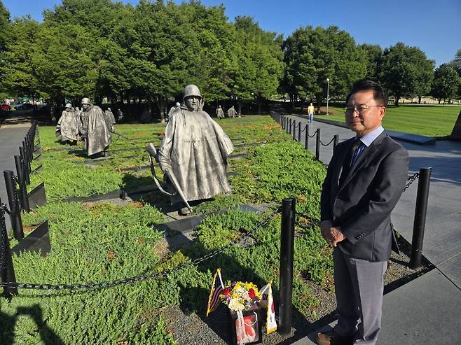 한국전 참전용사 공원을 찾은 육동한 춘천시장 [연합뉴스 자료사진]