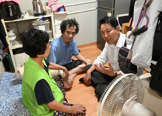 쪽방촌 주민과 대화 나누는 오세훈 서울시장 (서울=연합뉴스) 23일 폭염 대비 쪽방촌 현장 점검에 나선 오세훈 서울시장이 영등포 쪽방촌 주민과 대화를 나누고 있다. 2025.6.23 [서울시 제공. 재판매 및 DB 금지]