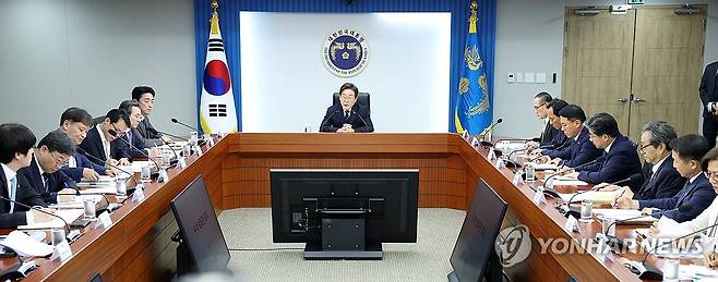 이재명 대통령, 수석보좌관회의 주재 (서울=연합뉴스) 한상균 기자 = 이재명 대통령이 23일 용산 대통령실에서 제1차 수석보좌관회의를 주재하고 있다. 2025.6.23 xyz@yna.co.kr