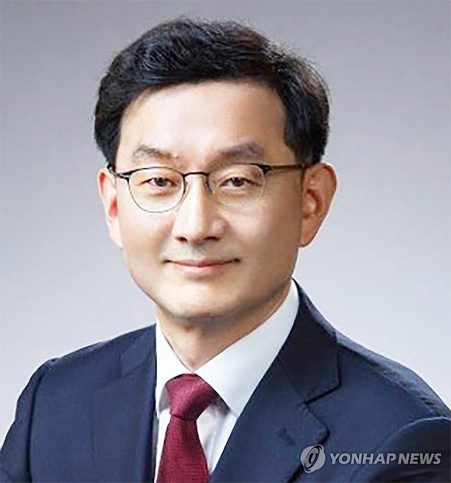 이재명 대통령, 윤창렬 국무조정실장 임명 (서울=연합뉴스) 대통령실은 23일 강훈식 대통령비서실장의 브리핑을 통해 이재명 대통령의 장관급 내각 인선을 발표했다.
    사진은 이 대통령이 임명한 윤창렬 국무조정실장. 2025.6.23 [연합뉴스 자료사진] photo@yna.co.kr