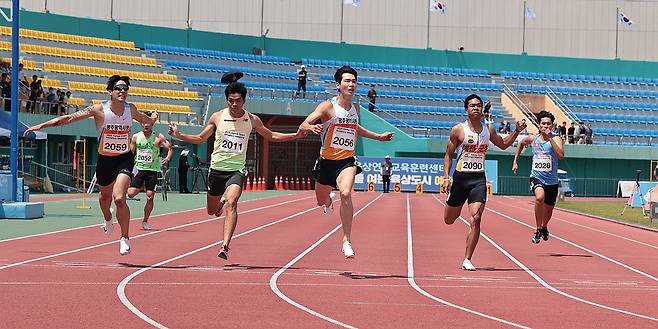 고승환, 코리아오픈육상 남자 200ｍ 우승 (서울=연합뉴스) 고승환(가운데)이 8일 경북 예천스타디움에서 열린 2025 코리아오픈국제육상경기대회 남자 200ｍ 결선에서 가장 먼저 결승선을 통과하고 있다. 2025.6.8 [대한육상연맹 제공. 재판매 및 DB 금지] photo@yna.co.kr