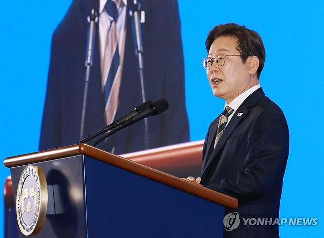 격려사 하는 이재명 대통령 (울산=연합뉴스) 홍해인 기자 = 이재명 대통령이 20일 울산전시컨벤션센터에서 열린 울산 인공지능(AI) 데이터센터 출범식에서 격려사를 하고 있다. 2025.6.20 [대통령실통신사진기자단] hihong@yna.co.kr