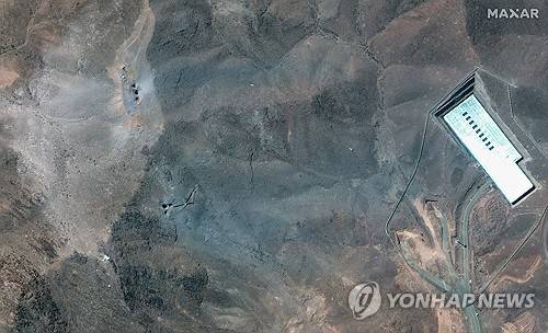 '벙커버스터' 맞은 이란 핵시설 (로이터=연합뉴스) 22일(현지시간) 막사 테크놀로지가 촬영한 미군의 폭격 이후 이란 포르도 핵시설 모습. 2025.6.23