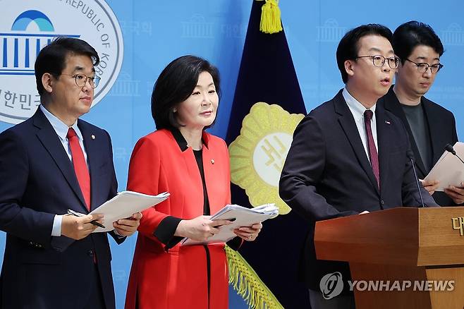 국민의힘 인청특위, 김민석 후보자 자진 사퇴 촉구 (서울=연합뉴스) 김주성 기자 = 국민의힘 국무총리 인사청문특위 위원인 배준영·김희정·곽규택·주진우 의원이 23일 서울 여의도 국회 소통관에서 김민석 후보자의 자녀 특혜 의혹과 관련해 자진 사퇴를 촉구하는 기자회견을 하고 있다. 2025.6.23 utzza@yna.co.kr