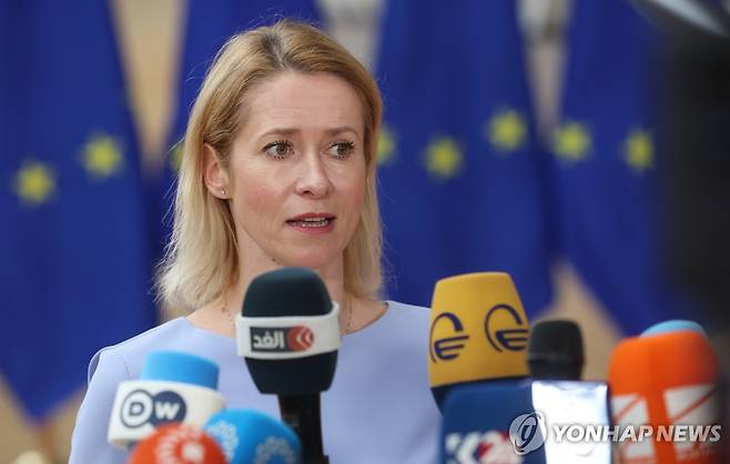 취재진 질문에 답하는 EU 고위대표 (브뤼셀 EPA=연합뉴스) 카야 칼라스 EU 외교안보 고위대표가 23일(현지시간) 벨기에 브뤼셀 EU 외교장관회의에 앞서 취재진 질문에 답하고 있다. 2025.6.23 photo@yna.co.kr [재판매 및 DB 금지]