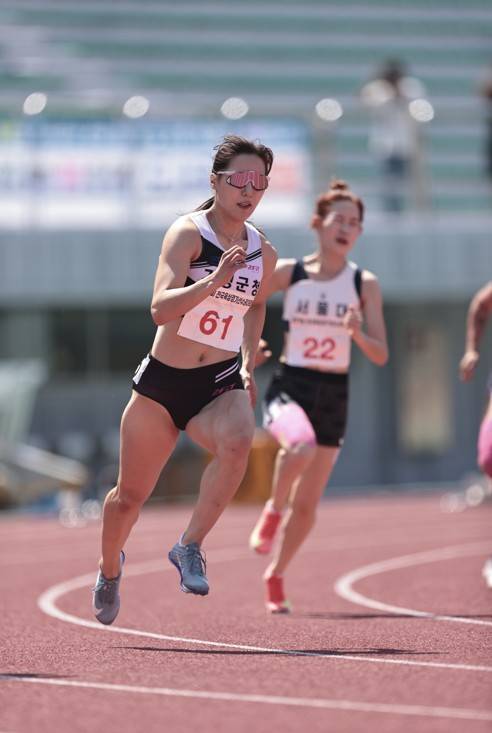 역주하는 김소은 (서울=연합뉴스) 김소은이 23일 강원 정선종합운동장에서 열린 제79회 전국육상경기선수권대회 여자 200ｍ 결선에서 역주하고 있다. [대한육상연맹 제공. 재판매 및 DB금지]