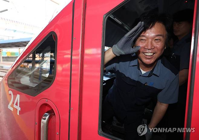 김영훈 노동장관 후보자, 마지막 열차 운행 전 인사 (김천=연합뉴스) 윤관식 기자 = 김영훈 고용노동부 장관 후보자가 23일 경북 김천역에서 ITX-마음 열차를 운행하기 위해 열차에 탑승해 배웅 나온 역무원에게 인사하고 있다.
    김 후보자는 현직 한국철도공사(코레일) 기관사이며, 전 전국민주노동조합총연맹(민주노총) 위원장이다. 2025.6.23 psik@yna.co.kr