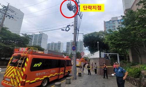 까마귀로 인해 손상된 전봇대 변압기 [제주도소방안전본부 제공, 재판매 및 DB 금지]