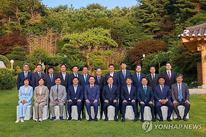 이재명 대통령, 민주당 원내지도부와 만찬 (서울=연합뉴스) 이재명 대통령이 23일 한남동 관저에서 더불어민주당 원내지도부와 만찬에 앞서 기념촬영을 하고 있다. 2025.6.23 [대통령실 제공. 재판매 및 DB 금지] photo@yna.co.kr