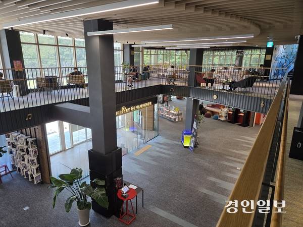 음악이 흐르는 의정부 음악도서관에서 시민들이 책을 읽고 있다. /오수진기자 nuri@kyeongin.com