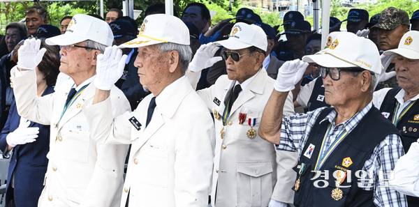 6·25전쟁 발발 75주년을 하루 앞둔 24일 오후 연천군 6.25참전기념탑에서 제1회 6·25전쟁 국군 및 UN참전국 영웅들의 추모제가 열리고 있다. 2025.6.24 /이지훈기자 jhlee@kyeongin.com