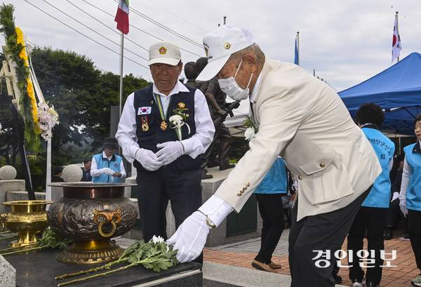 6·25전쟁 발발 75주년을 하루 앞둔 24일 오후 연천군 6.25참전기념탑에서 제1회 6·25전쟁 국군 및 UN참전국 영웅들의 추모제가 열리고 있다. 2025.6.24 /이지훈기자 jhlee@kyeongin.com