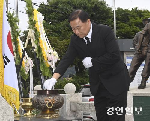 6·25전쟁 발발 75주년을 하루 앞둔 24일 오후 연천군 6.25참전기념탑에서 제1회 6·25전쟁 국군 및 UN참전국 영웅들의 추모제가 열리고 있다. 2025.6.24 /이지훈기자 jhlee@kyeongin.com