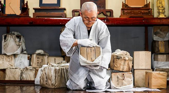 ▲ 6·25전쟁 75주년을 하루 앞둔 24일 인천 중구 해광사 주지스님이 사찰에 방치된 유골함을 꺼내 보이고 있다. 유골함들은 6·25 참전 군인 및 민간인으로 추정되며 약 65개가 보관되고 있으며 그 중 11개의 유골함에는 육군대위, 하사 등 직급과 이름, 군번 등이 희미하게 기재돼 있다. /이호윤 기자 256@incheonilbo.com