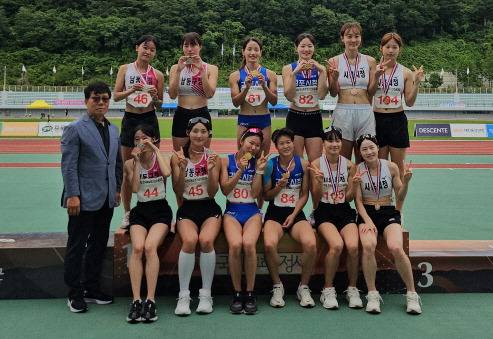 24일 강원도 정선종합경기장에서 열린 제79회 전국육상경기선수권대회 여자부 1천600m 계주에서 입상팀들이 기념사진을 찍고 있다. 가운데 파란색 유니폼이 김포시청.
