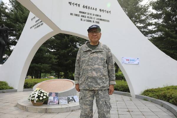 24일 오전 경기 동두천시 벨기에·룩셈부르크 참전 기념탑에서 최성룡 납북자가족모임 대표가 한국전쟁 75주년을 맞아 참배하고 있다./연합뉴스