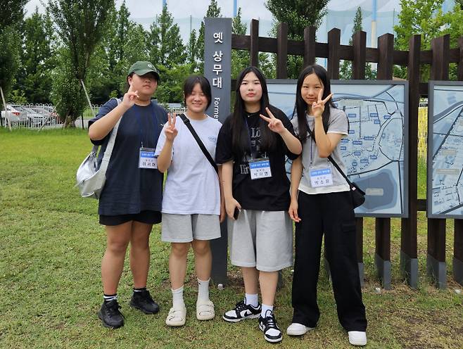 '소년이 온다' 문학기행에 참가한 순천삼산중 2학년 박소윤, 박서영, 정지율, 이서하 양. /정유진 기자 jin1@namdonews.com