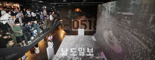 14일 한강 노벨문학상 수상 기념 '소년이 온다' 문학기행에 참여한 참가자들이 광주광역시 동구 전일빌딩245를 방문해 전시물을 관람하고 있다. /임문철 기자 35mm@namdonews.com