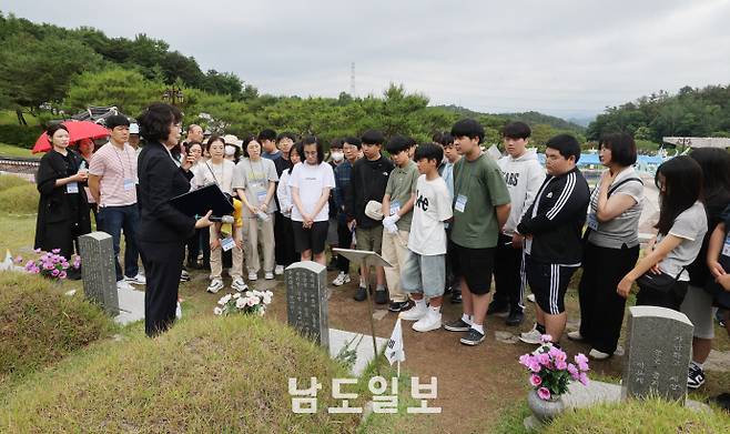 참가자들이 광주광역시 북구 운정동 국립5·18민주묘지에서 한강 작가의 소설 '소년이 온다'의 주인공 '동호'의 모티브가 된 고 문재학 열사의 묘소를 참배하고 있다. /임문철 기자 35mm@namdonews.com