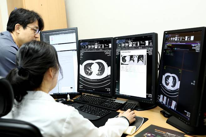 조선대학교병원이 인공지능(AI) 기술을 활용해 환자 중심의 스마트 의료를 실현하고 있다. 사진은 조선대병원 영상의학과 김진웅, 선현주 교수가 인공지능(AI) 기반 흉부 CT 판독 보조 솔루션에 대해 이야기하고 있는 모습. /조선대병원 제공